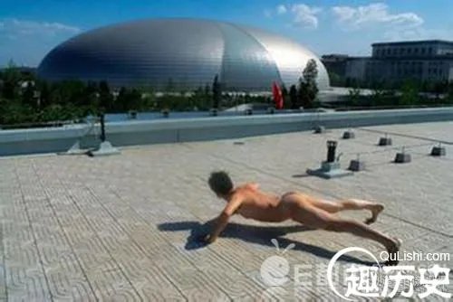 郑州某大叔楼顶裸身锻炼近两年  画面太污太污了