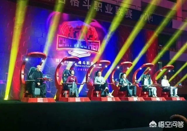 被西提猜KO后，武僧一龙如今在精武门当了评委，你怎么看？