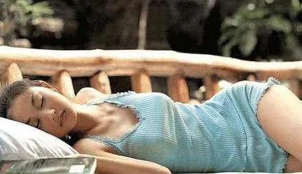 睡觉时身体突然抖一下的原因太吓人：最佳答案揭开