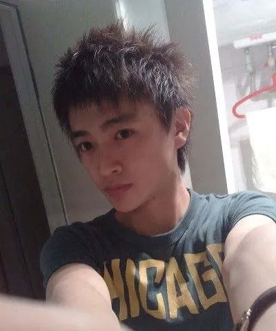 求这张图的同一个人的所有照片！