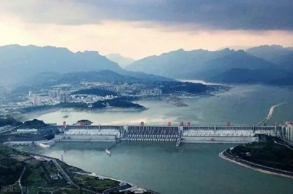 三峡大坝3孔泄洪