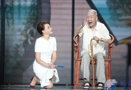 董卿倪萍两代央视一姐罕见合体，风光无限的她们为何泪流满面？