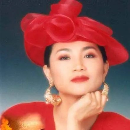 帽子天后凤飞飞为什么总戴帽子？