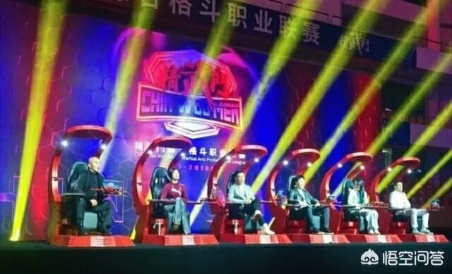 被西提猜KO后，武僧一龙如今在精武门当了评委，你怎么看？