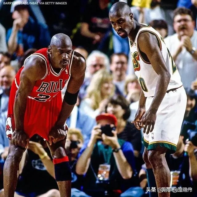 乔丹在打不过活塞时，选择和同届的奥拉朱旺抱团，可以几个冠军？