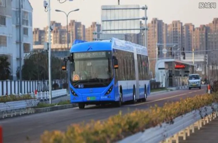上海首条BRT正式通车 车内配有安全带并特设充电口