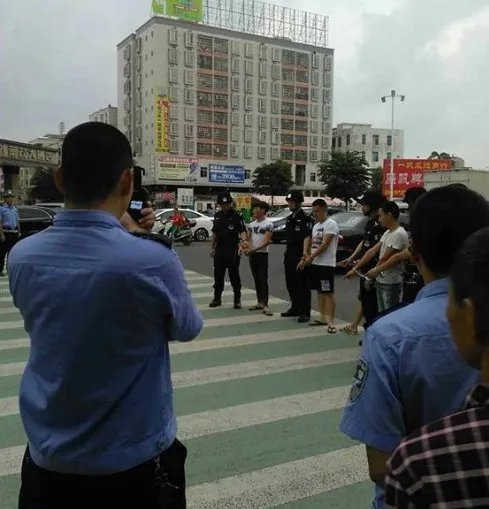 广东数十马仔袭警 多名青年将5名执勤队员打伤