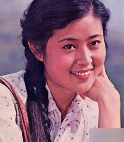 董卿倪萍两代央视一姐罕见合体，风光无限的她们为何泪流满面？