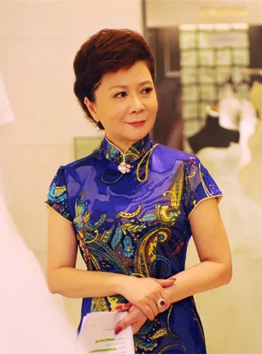 有点像田华的蔡明是田华的女儿吗  田华的三个儿子又是谁呢