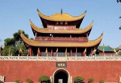 四面湖山归眼底，万家忧乐到心头这个对联歌咏的是谁呀？