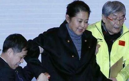 董卿倪萍两代央视一姐罕见合体，风光无限的她们为何泪流满面？