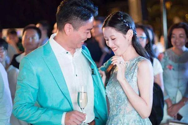 章泽天参加清华校友会站C位，为什么大家会吐槽说好讽刺？