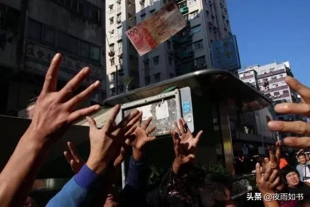 福建一男子一时冲动，当街撒10万现金，一地钞票遭哄抢光后才后悔，对此你怎么看？