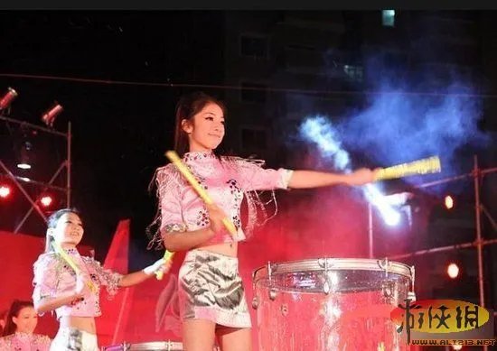 宅男新宠“打鼓妹”曾佳琪爆红网络 秒杀奶茶MM