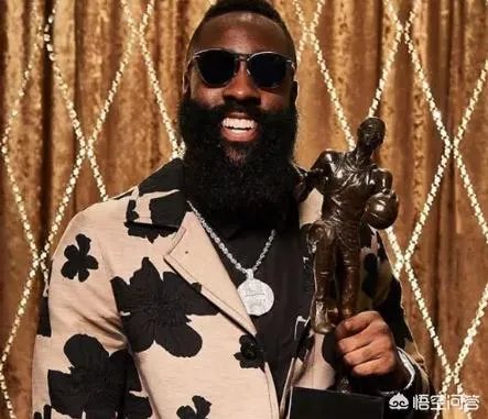 在2018赛季NBA颁奖典礼上，詹姆斯获得了什么奖？他本人没到现场是如何领奖的？