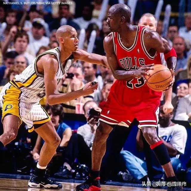 乔丹在打不过活塞时，选择和同届的奥拉朱旺抱团，可以几个冠军？