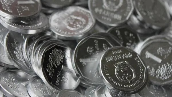 如何看待星巴克某店铺不收硬币的做法？