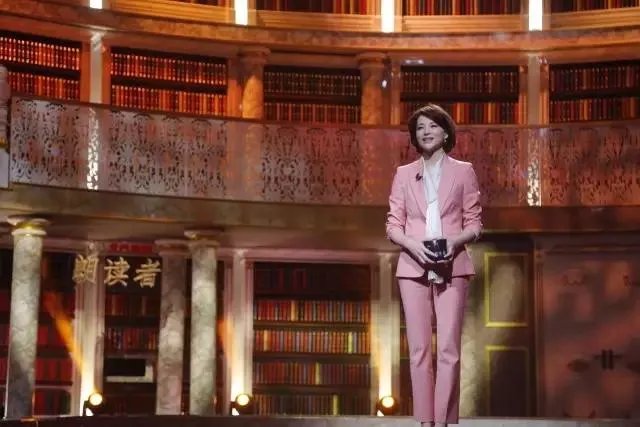 董卿倪萍两代央视一姐罕见合体，风光无限的她们为何泪流满面？