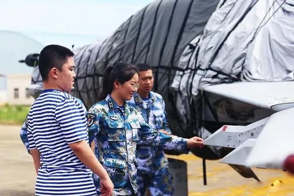 少年同牺牲父亲的战机合影，你觉得他是难过还是自豪？