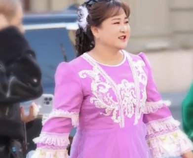 贾玲在街头录节目被偶遇，穿单薄公主裙不怕冷，艺人的工作有多么艰辛？