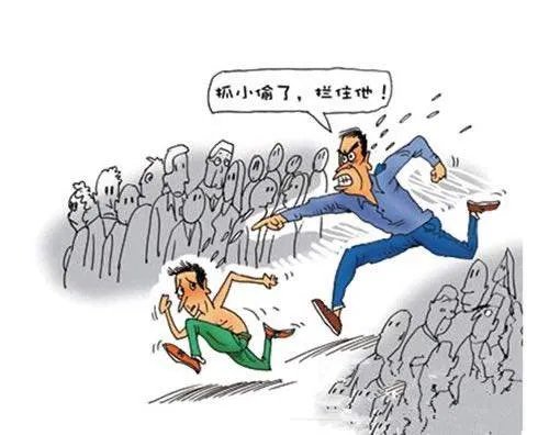 如何看待偷拿排骨，阿婆在超市门口被挂牌示众一事？