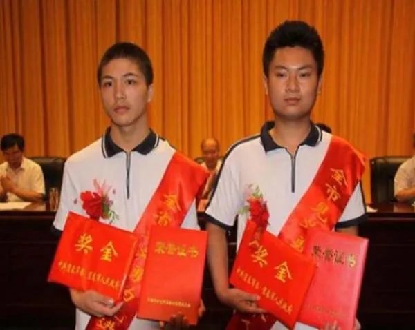 6年前因夺刀救人，从而错过高考的2位少年，后来如何了？