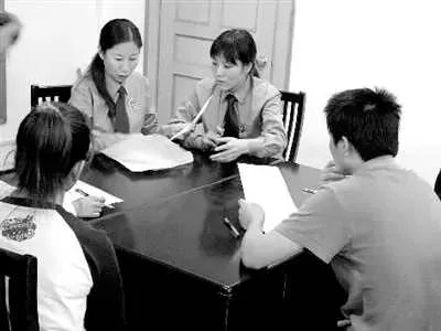 江西一男子当街疯狂殴打一女子，二者有什么矛盾？