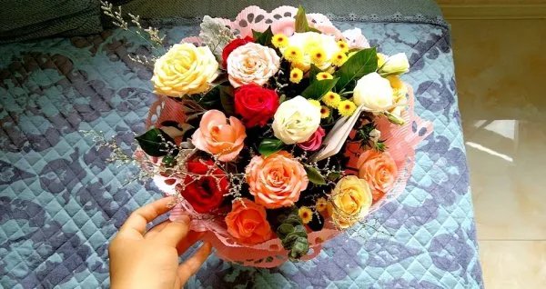 喝一扎醉人的酒，忘了那些忧愁，情到深处负水难收，借酒消愁愁更愁