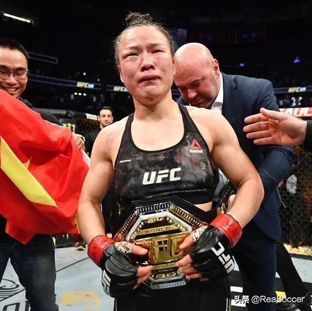 张伟丽和乔安娜的UFC冠军赛中，乔安娜一度像稳拿冠军一样笑着炫耀，具体是怎么回事？