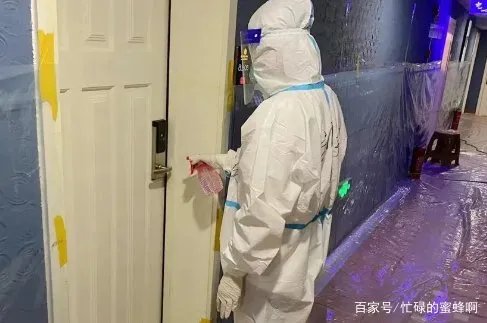 在大连疫情的扩散事件中，有哪些人被查了？