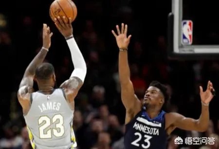 在2018赛季NBA颁奖典礼上，詹姆斯获得了什么奖？他本人没到现场是如何领奖的？