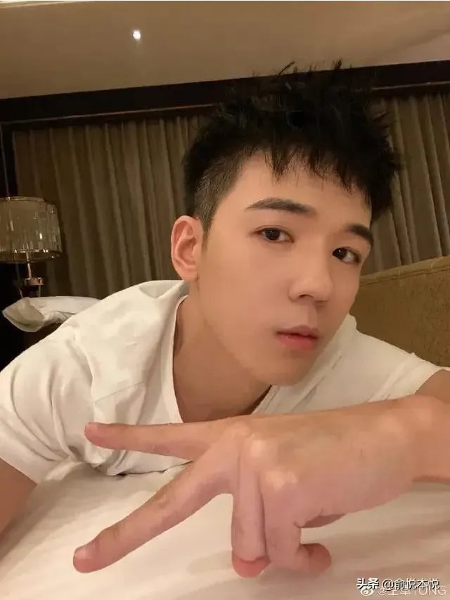 歌手仝卓直播为了高考将往届生身份改成了应届生,你怎么看?