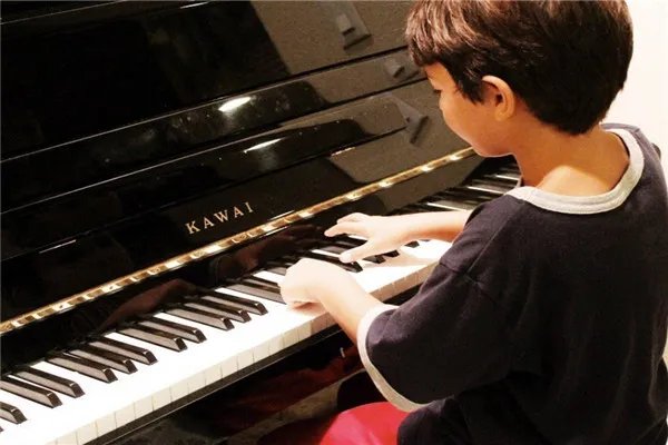 钢琴培训机构加盟排名：掌门陪练上榜，柏斯琴行第四