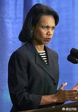 卡扎菲心中女神赖斯，地下室出生从政15年，为何受2位美国总统信赖？