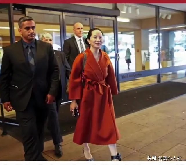 孟晚舟出庭时身边有不少随行的人是什么身份？又说明了什么问题？