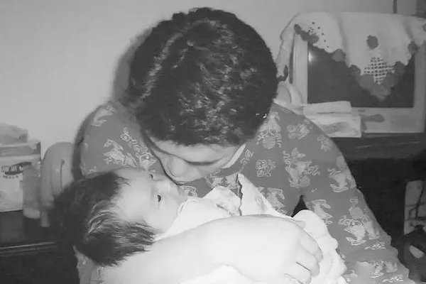 少年同牺牲父亲的战机合影，你觉得他是难过还是自豪？