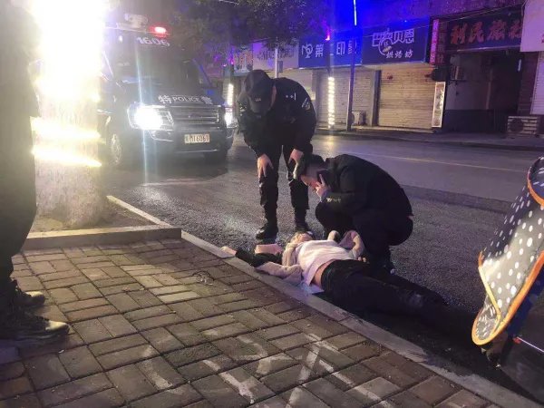 吉林女子醉酒倒地冻得瑟瑟发抖，被过路男子一把拽起，该女子为何要醉酒？