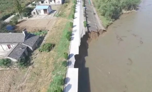 长江发生江堤坍塌什么原因造成的？