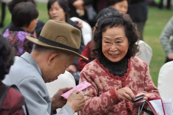 老人组团龟蛇爬行走红，这种锻炼方式有啥科学道理吗？