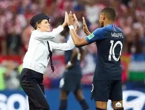 冲入俄罗斯世界杯决赛赛场的四名球迷处罚新鲜出炉，你怎么样看待他们受到的处罚？