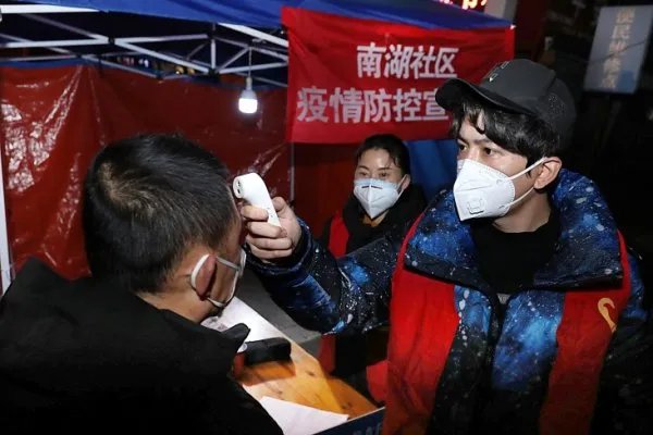 北京疫情的感染者主要以哪个年龄段的人为主？