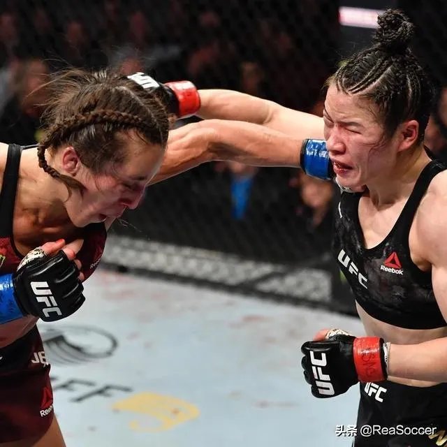 张伟丽和乔安娜的UFC冠军赛中，乔安娜一度像稳拿冠军一样笑着炫耀，具体是怎么回事？