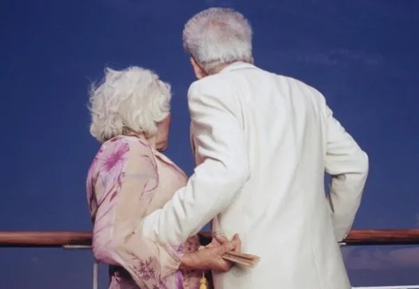 保姆闪婚获赠房产后换锁失联！我们该如何看好家中老人不被骗？