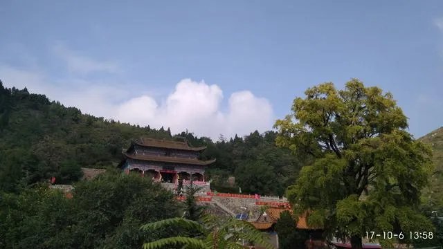 我拉东西从村里出村路上过，村民不让过要钱，他们合理吗？