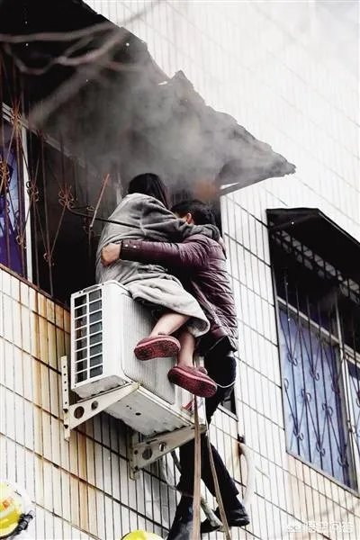 河南残疾男子爬三楼砸窗，单手从火场救孕妇，该被授予见义勇为奖吗？