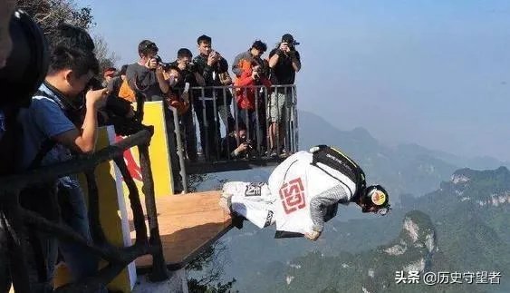 女大学生在张家界翼装飞行失踪,定位和手机都没带,生还的可能性大吗?