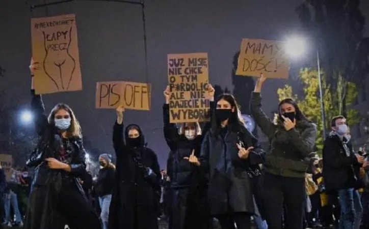波兰首都十万人抗议反对堕胎法