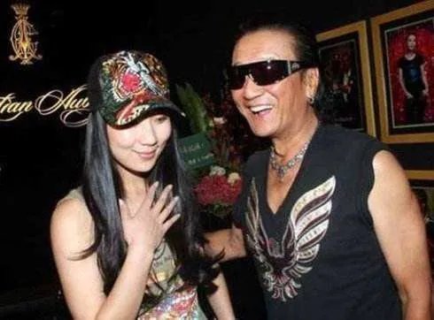 谢贤承认和谁分手？