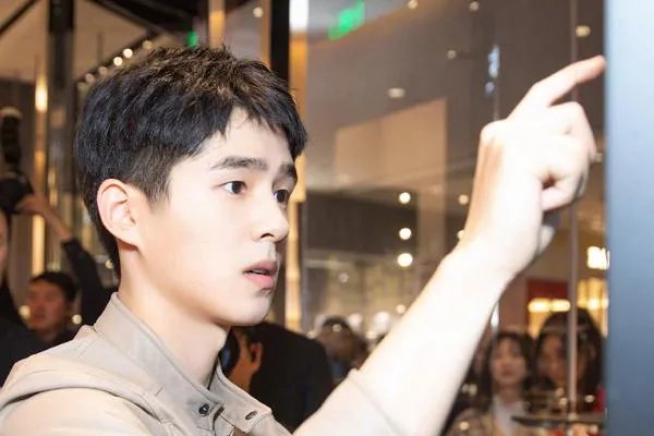 刘昊然喝酒一口闷的原因引起热议,主要原因是什么?