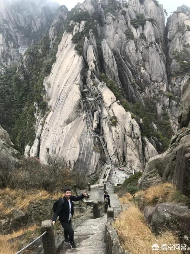 驴友独自登黄山探险，踩空滑落悬崖边, 你怎么看？